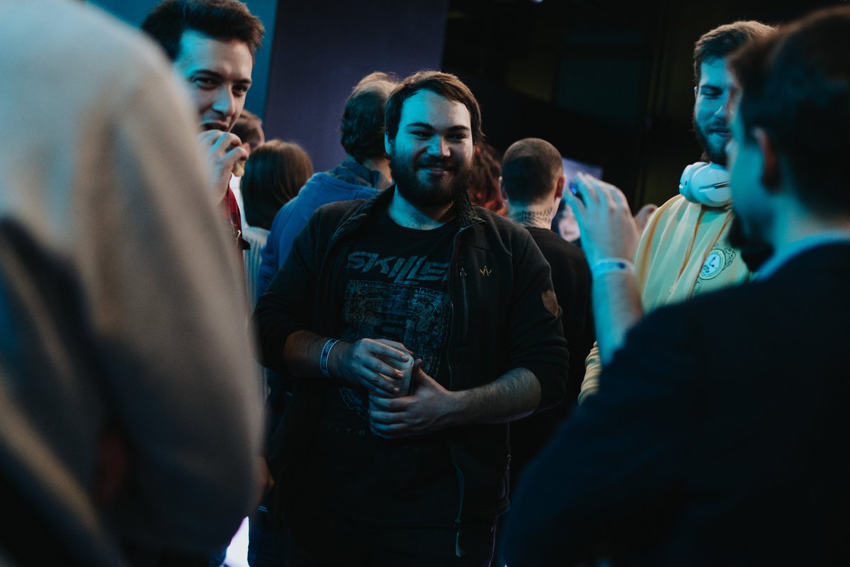 mrdriscop's tweet photo. Des bons souvenirs de l'event à l'arrivée du pack fondateur ! Fier Blanc et Or ! Derrière le bouclier jusqu'à la mort ! @Team_Aegis_ @Shaunzpro @mistermv @LoL_DFG @Un33dTFT @Magarky1 @PasDeBolTFT https://t.co/nU52gB5djA