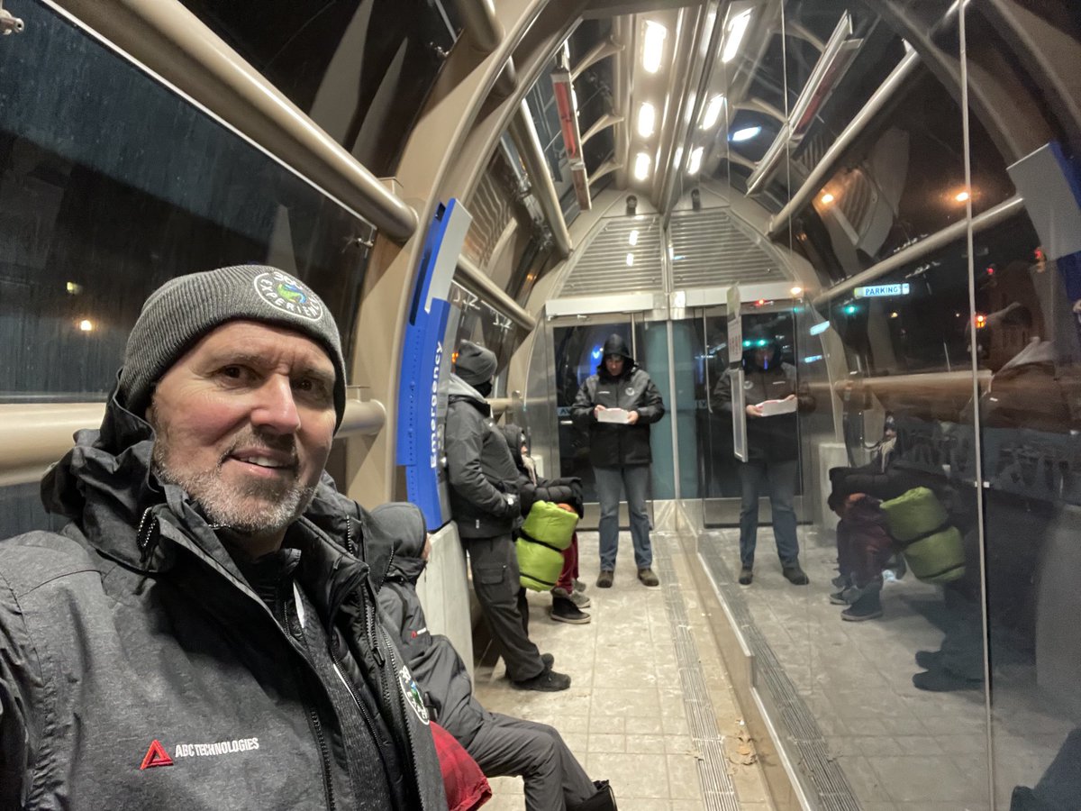 BruceMacgregor4's tweet photo. Out overnight for 360Kids…-12 outside but a little more comfortable in the YRT/VIVA shelter https://t.co/J4EWFgagEz