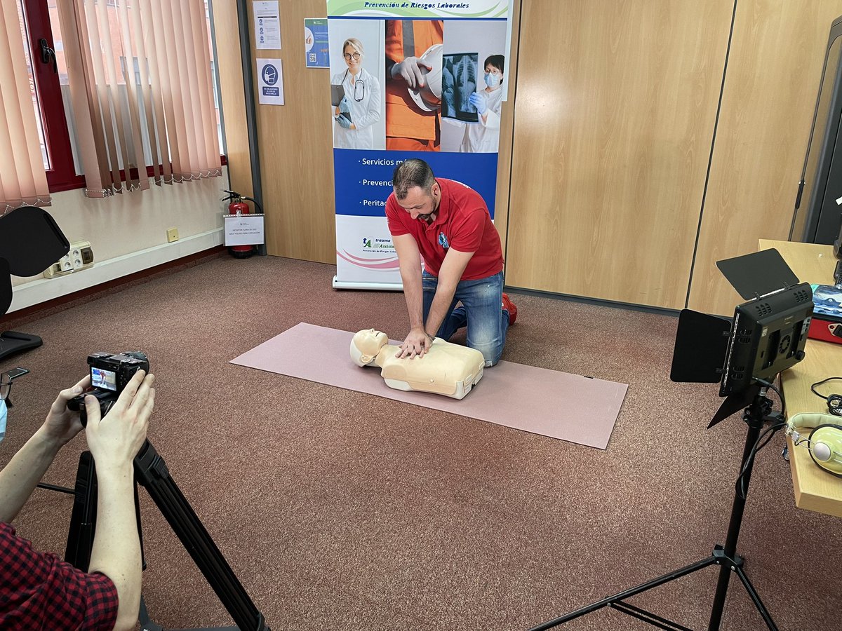 Ayer tuve la suerte de grabar junto a <a href="/RauLopezPinas/">Raúl López Piñas</a> formación on-line y píldoras de atención en primeros auxilios en el entorno laboral. Gracias a <a href="/TraumAssistance/">Trauma Assistance</a> por su buen hacer, calidad, exquisito trato y contar con nuestra experiencia.