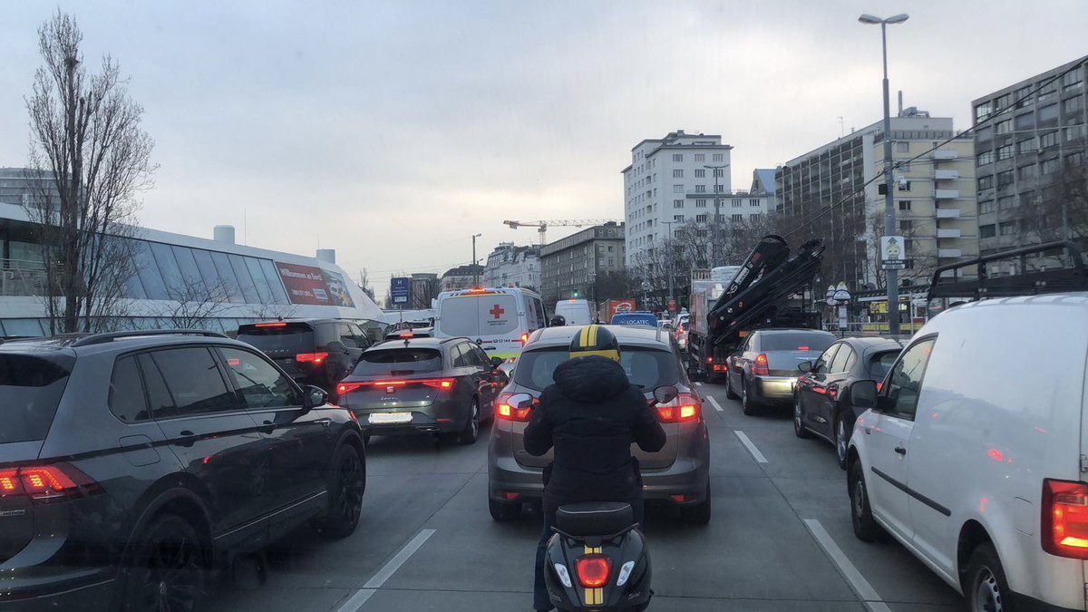 innoscripta's tweet photo. After a quick start we got stuck in the Friday morning traffic, but that’s part of every road trip journey. #StrongerTogether #UkraineWillResist #StayStrong https://t.co/Y2VXEpRDxR