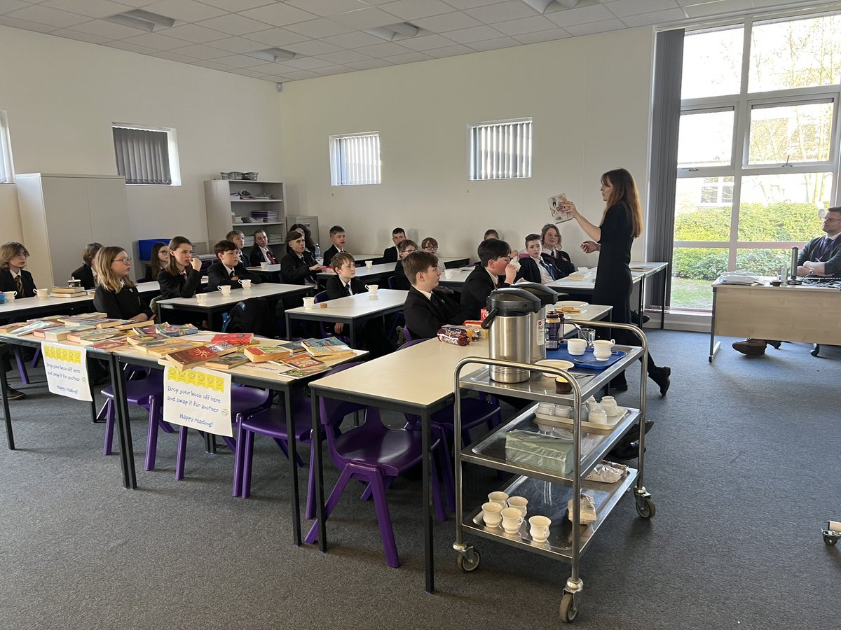 SancroftEnglish's tweet photo. Absolutely fantastic to see staff &amp; students join together to celebrate World Book Day with readings from peoples favourite books, biscuits and hot chocolate! What a treat! @ASHS_Library @ASHSReadingCha1 @WorldBookDayUK #edutwitter 📚 https://t.co/nOTFIJOEGd