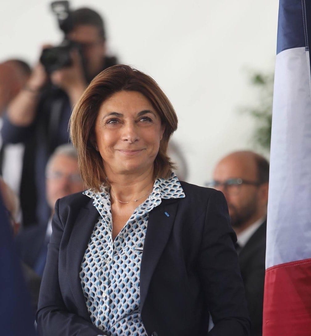 MartineVassal's tweet photo. Je crois profondément que l’unité nationale est désormais notre seul chemin.
J’ai donc décidé de soutenir @EmmanuelMacron à la présidence de la République française.
Au cœur d’une tempête sans précédent depuis 1945, il est le seul à pouvoir donner un espoir aux français. https://t.co/UT1tYckQRy