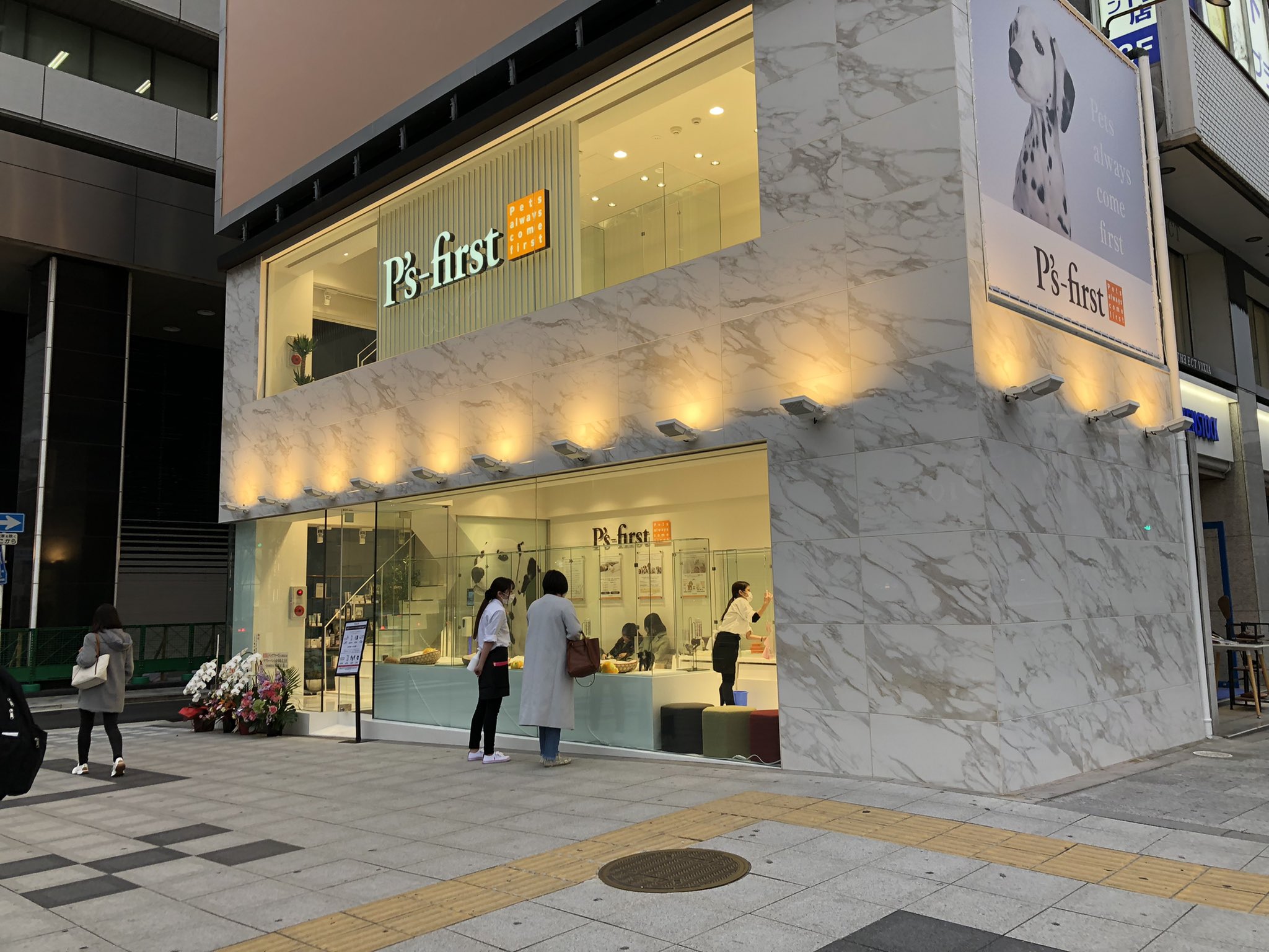 Tsukibito 心斎橋新橋交差点角にペットショップオープンっ ビジネス街にペットショップ 意外と売れるかも 仕事のストレスをペットで癒す アンタ 買ったらあかんで 小田さんのツアーが始まったら留守になるのに誰が世話するねん 心斎橋 ペッツ