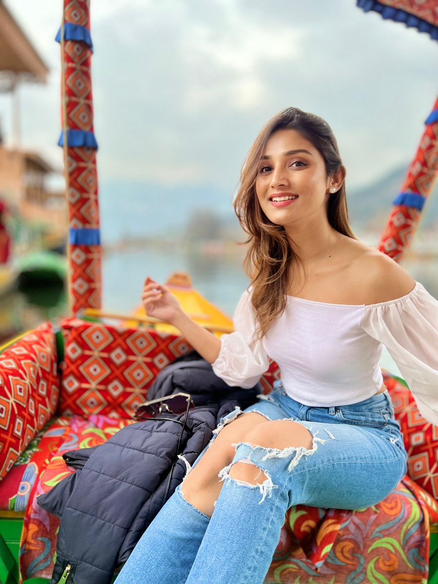 BollySpy's tweet photo. The pretty @DonalBisht spotted shooting in Srinagar for her next song !

#DonalBisht https://t.co/R9UPBj6rab