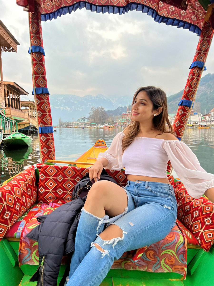 BollySpy's tweet photo. The pretty @DonalBisht spotted shooting in Srinagar for her next song !

#DonalBisht https://t.co/R9UPBj6rab