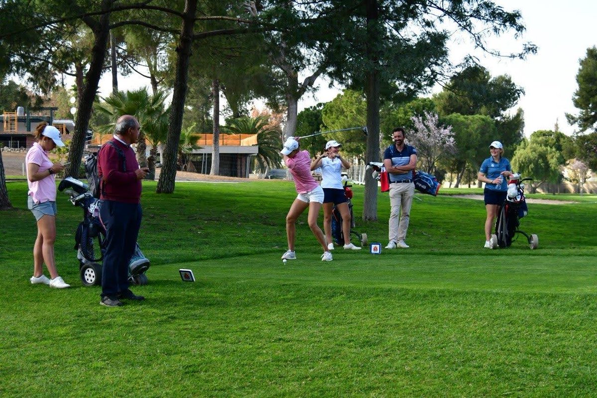 fcatgolf's tweet photo. ⛳️Les tres jugadores de la #FCGolf a la Copa de la Reina, passen la primera ronda match play i avui buscaran plaça als quarts de final.
🏌️♀️Claudia Lara, Anna Cañadó i Marina Joyce, brillen en la Copa que es disputa al Real Club Pineda.
👉: https://t.co/mUQqlGJpLC https://t.co/CZ0qTzrZJS