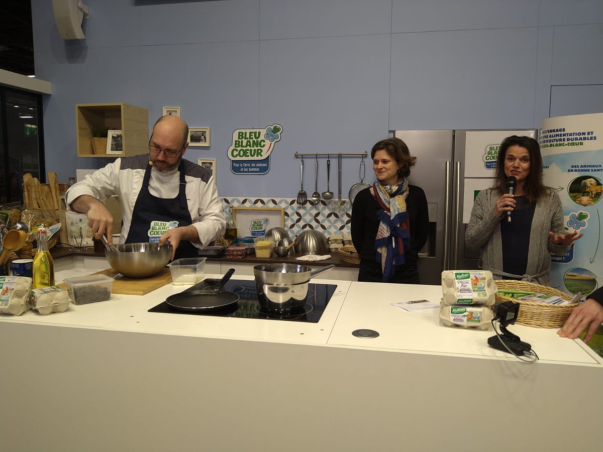 BleuBlancCoeur's tweet photo. On commence la journée par un atelier #Nutrition avec la #micronutritionniste Claire Rasiah et la sophrologue Alexandra Essen 👍
👉 Au programme : Petit déjeuner protéiné "anti stress" (avec des crêpes #BleuBlancCoeur).
#BBCauSIA #SIA2022 #Matines https://t.co/Ts1ZS2fUI2