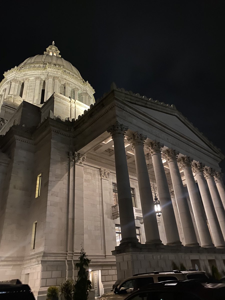 RepLeavitt's tweet photo. What midnight looks like as you walk back in the Rotunda for another run list. #waleg #leglife https://t.co/pLLv2wpmUo