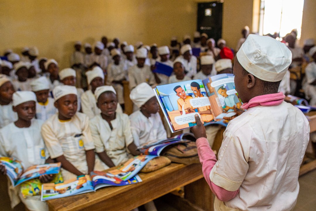 Areai4Africa's tweet photo. The #DigitalLearningManual symbolises hope, equity, & innovation!
30,000 learners in Jigawa, Kano, Kaduna, Edo , Ekiti and Ogun State now have access to this guide to low cost digital tools for learning.
Thank you for supporting #DigitalLearning in Nigeria, @fcdodigital. https://t.co/WmzsetvuxG
