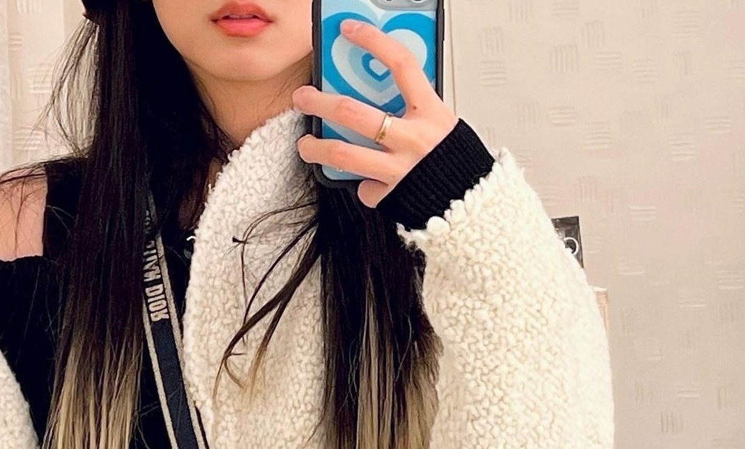 JISOO LOOKS tweet media