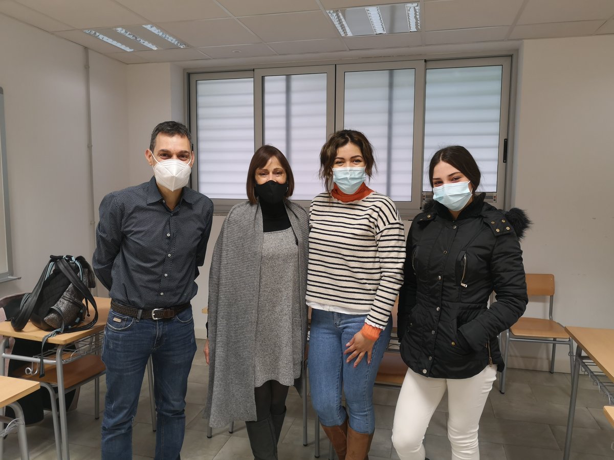 cfabonpastor's tweet image. Aquest matí han vingut al centre Eusebi i Marian de @Renfe, voluntaris del #projectecoach de la @fundacionexit, per conèixer les dues alumnes participants d’aquesta edició, Anavely i Cristina. Durant aquest mes de març els dos coaches les ajudaran a orientar el seu futur acadèmic