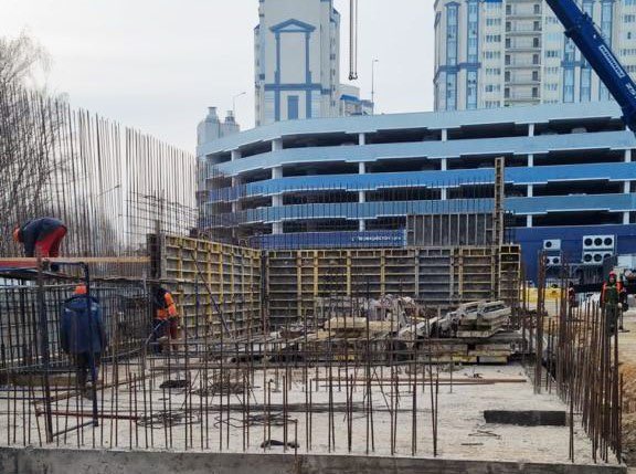 В мкр. Южный в Домодедово приступили к устройству вентфасада на поликлинике на 400 мест. На объекте около 110 рабочих и 4 единицы техники. Ведутся кладка стен и перегородок, монтаж инженерных сетей, армирование и бетонирование стен станции скорой помощи. 
#МинстройМО