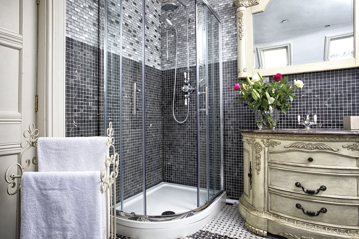 Shower in luxury with fresh towels and cracking views 🌅

#hotel #berwicklodge #bristol #supportsmall #localstay