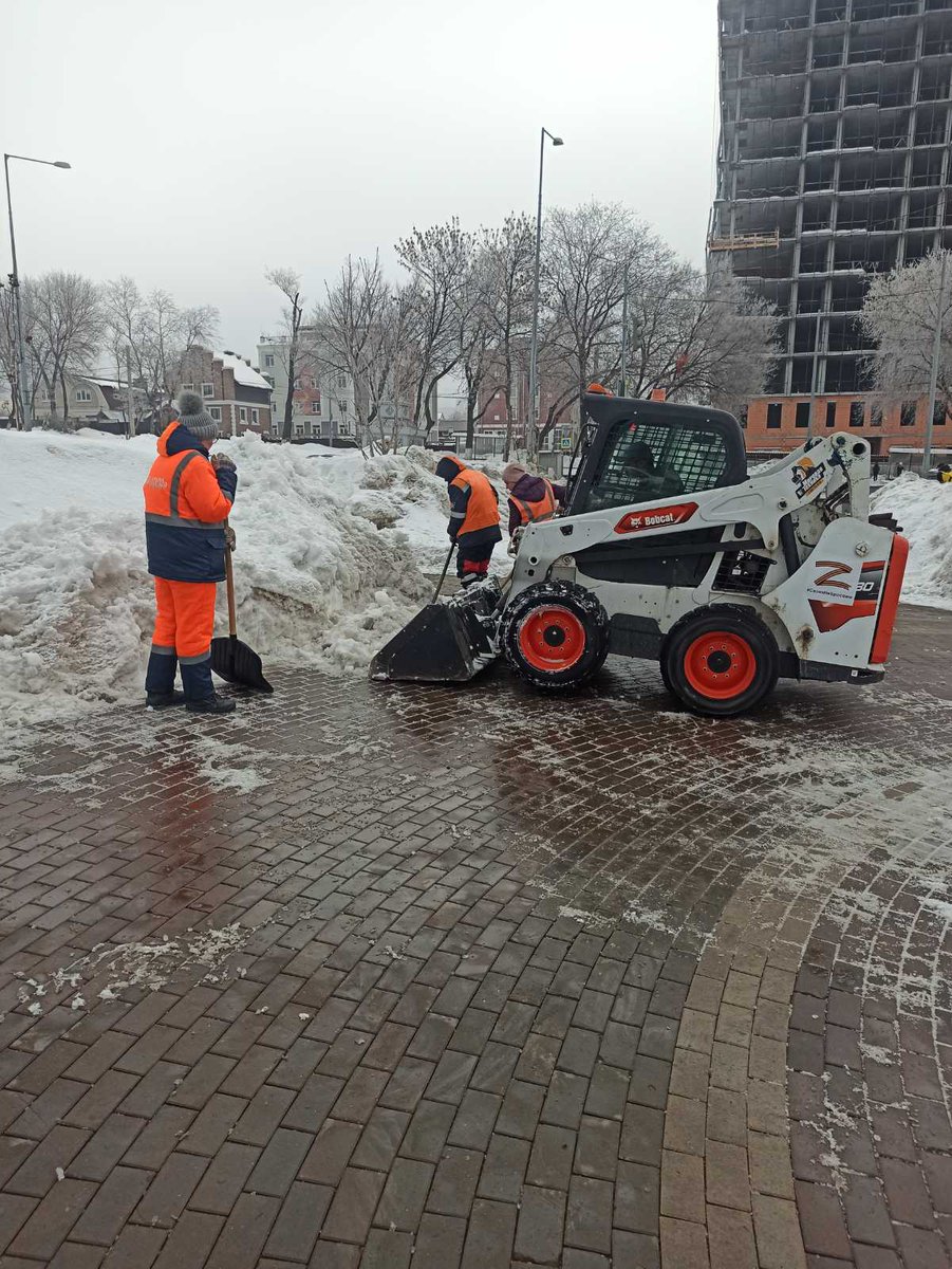 Расчистка тротуаров по улице Ново-Садовой