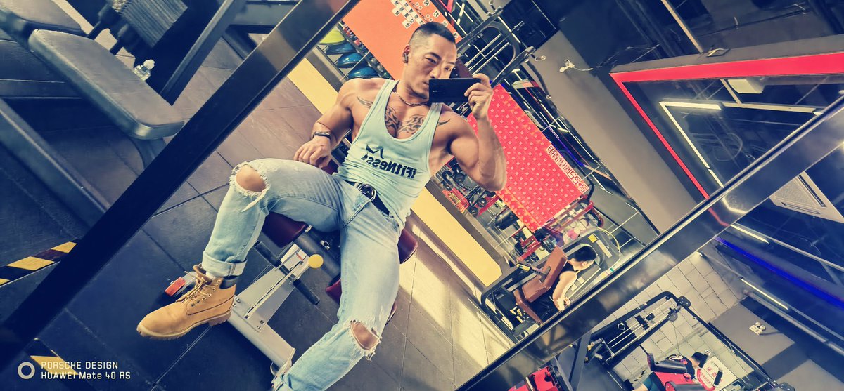 牛仔裤大黄靴小背心，夏天肌肉男的标配🧜‍♂️