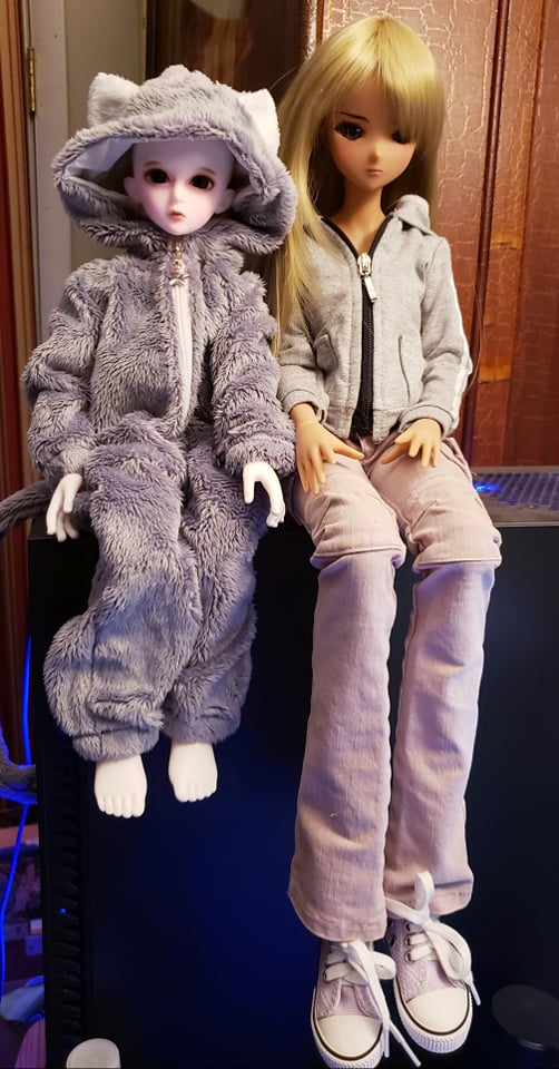 DollBound's tweet photo. Destiny and Yuz watching me work as they perch atop my computer tower.

#SmartdollDestiny #lutsyuz #lutsbjd #lutsdoll #ResinDoll #ResinDollLove #dolladventures #dollboundadventures #culturejapan #bjdphotography #vinyllove #bjddoll #DannyChoo #smartdollphotography #dollphotography https://t.co/VI61SZ23Zd