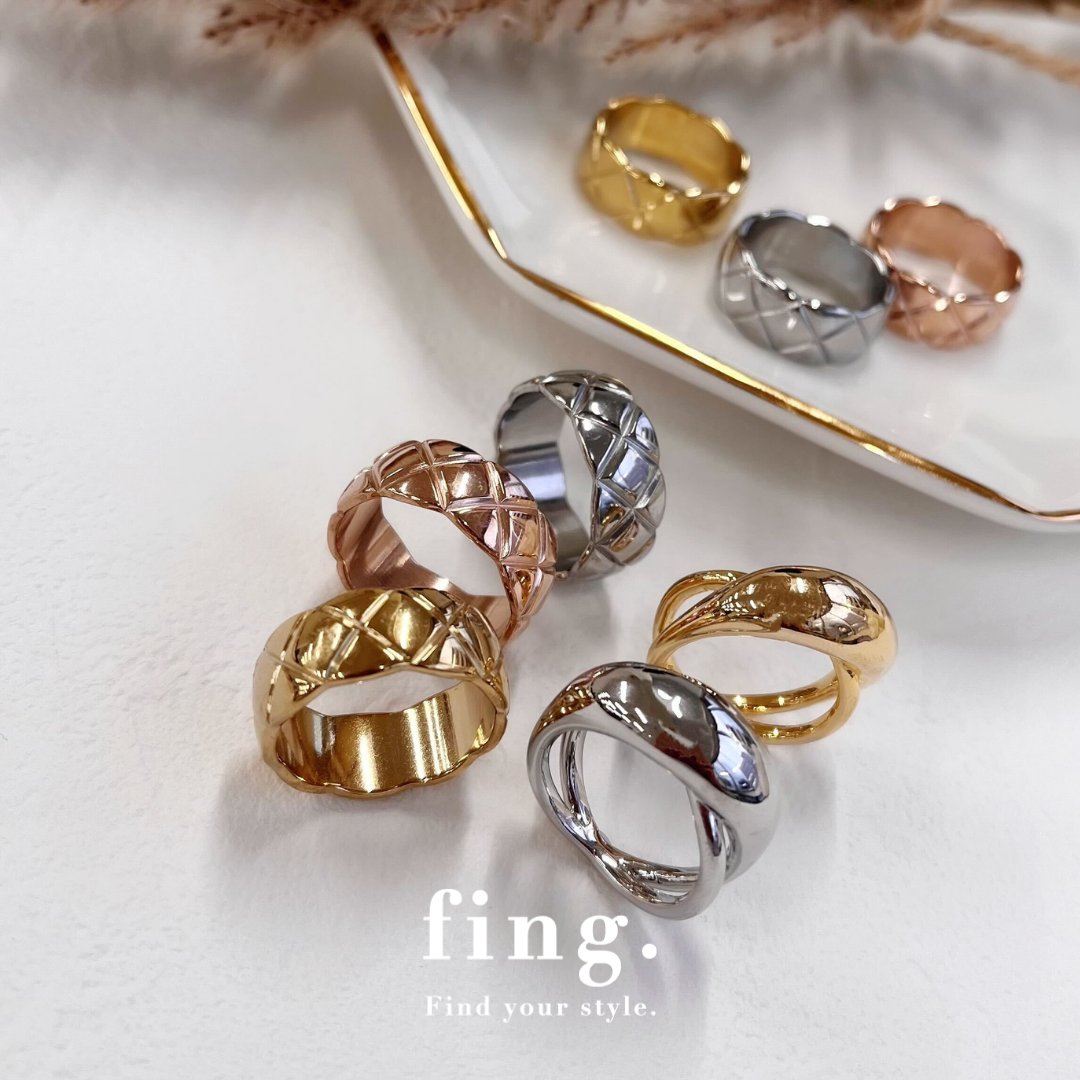 fing_official's tweet photo. 【新作！手元にボリューム感を与える太めリング💍】

ボリュームたっぷりでインパクト大！
丸みのあるフォルムは女性らしさを演出してくれます。

カジュアルコーデや
シンプルコーデなどと合わせやすく、
デイリーシーンでの活躍間違いなし◎

https://t.co/YuSLE16tGD https://t.co/HEz53oobkU