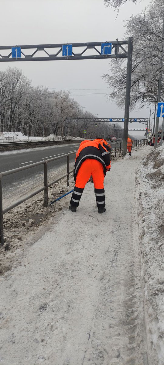 Расчистка тротуаров и прилотковой части по Волжскому шоссе