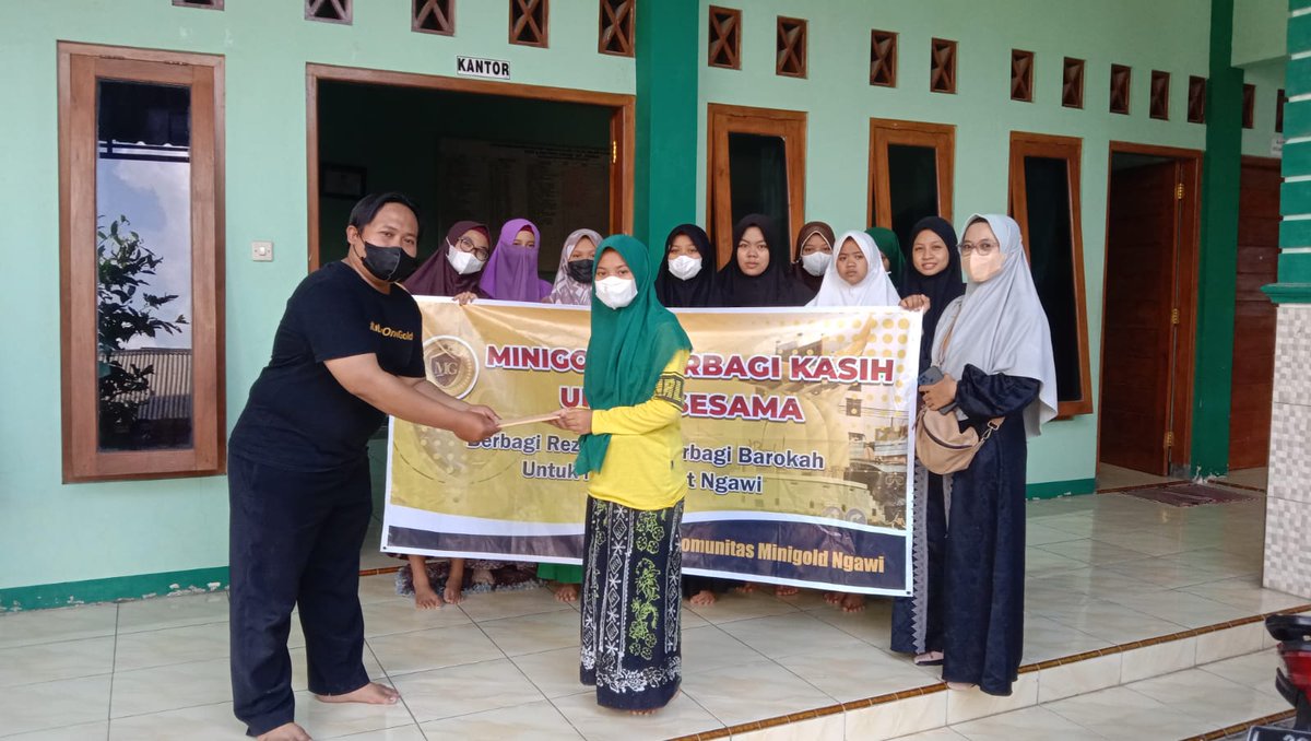 MiniGoldStore's tweet photo. Kegiatan MiniGold berbagi kasih untuk sesama..

Jumat Berkah
Komunitas MiniGold Ngawi

Semoga komunitas MiniGold barokah.. Aamiin. 
@MiniGoldID
@EdiMahaMG
@BangEdiMiniGold https://t.co/HqHQyHgSpe