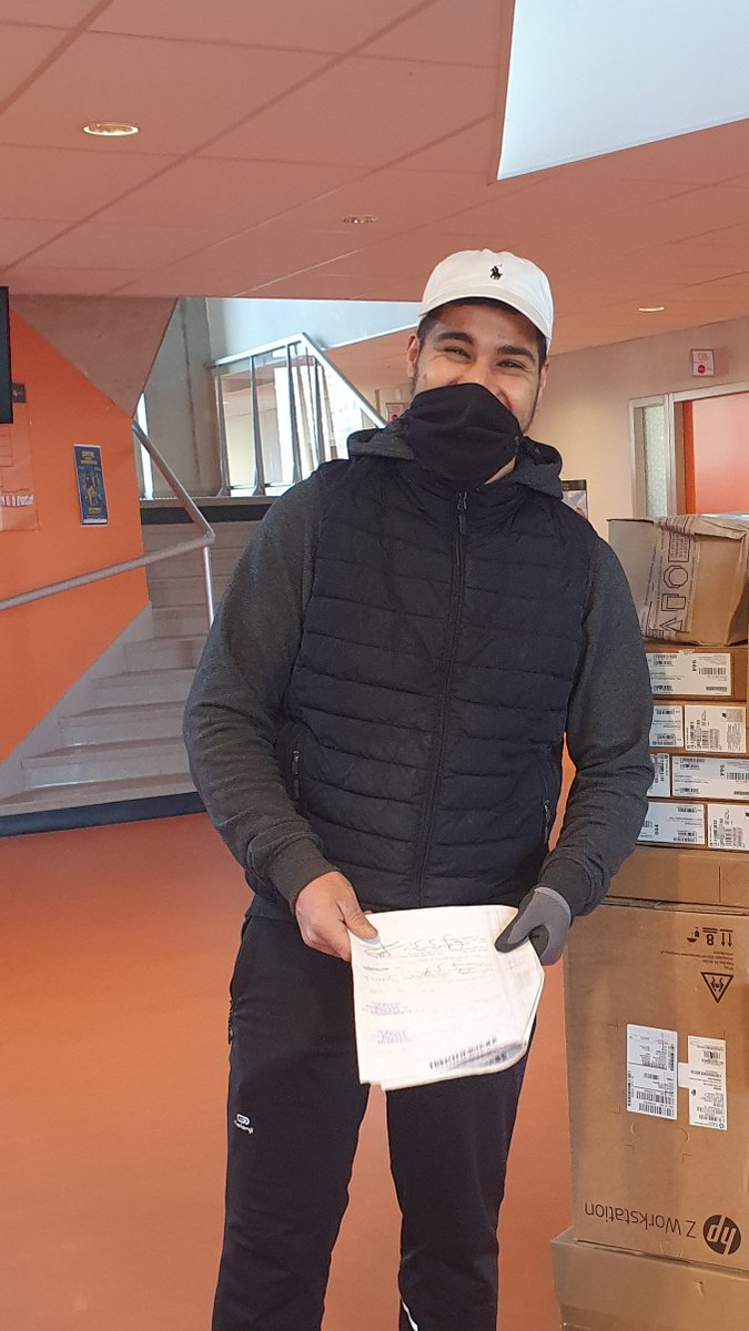 👉COUP DE 💙 pour ce jeune livreur que arrive chaque jour avec le sourire et la pêche. Nous mettons en avant son travail difficile au service des entreprises. A la pépinière c'est la valse des livraisons et nous avons de bons danseurs, soulignons le.