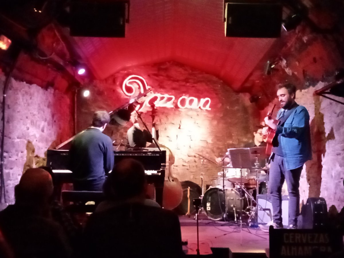 alexgomezfont's tweet photo. #nuclitrio i un pianista de la saga Chupi @jazzcava https://t.co/7E0Mj0z3Ek
