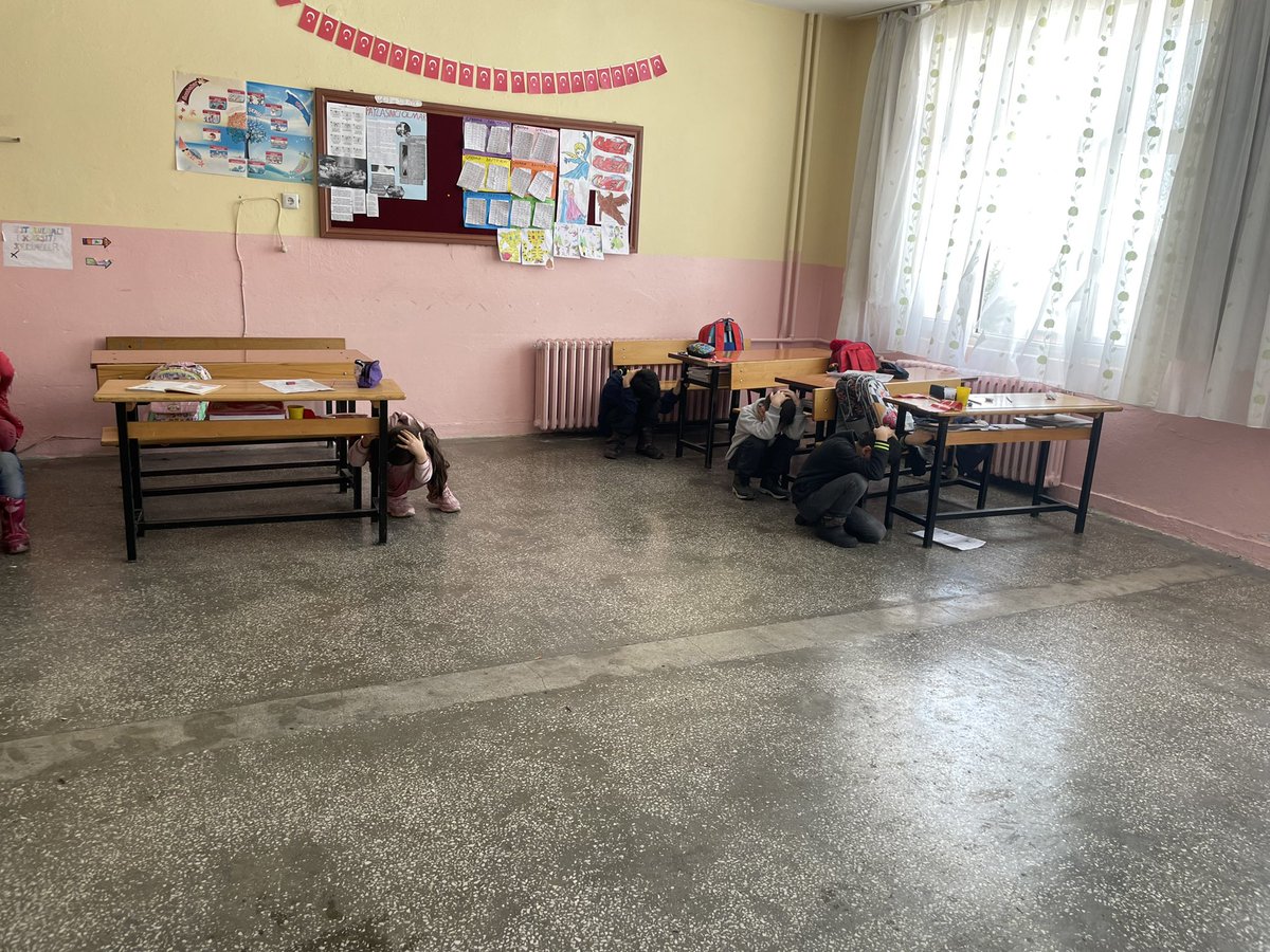 20kasimokulu's tweet photo. “1-7 Mart Deprem Haftası” etkinlikleri kapsamında derste doğal afetler konusu işlenip deprem çantaları hazırlandı ve eşzamanlı Deprem Anı ve Tahliye Tatbikatı yapıldı. @bingolmem @bingolvaliligi @KigiKaymakam @kigimem @hyalcin1223 @AFAD_Bingol @yusuf_tokus @halukcakan12 #deprem https://t.co/y9WZ9fFthk