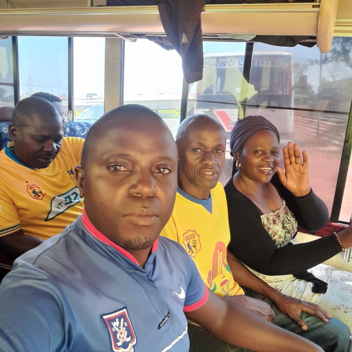 MedVilla11's tweet photo. In times of Grief and sadness,we mourn together. Football is a family. @SCVillaJogoo and  @ExpressFCUganda join @KCCAFC  fans enroute for burials of kcc diehard  Sefu Musoke. @anishamuhoozi @OfficialFUFA  @gracelmbabazi @lilian_rebecca @AKasingye @jmsewanyana @UPL @KiryowaKk https://t.co/JwwLCzIiuO