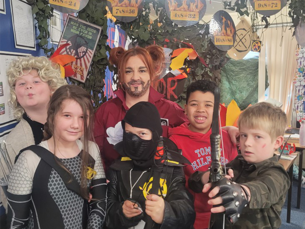 astonhallschool's tweet photo. For #WorldBookDay, Y5KW dressed up as characters from The Hunger Games! 🏹

We think they all look fantastic! 👏

https://t.co/tE8cejUOlA https://t.co/5z9ezE5Hx1