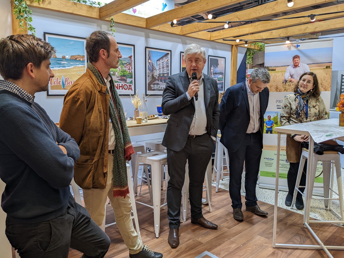 Très heureux d'avoir signé trois nouvelles filières Carrefour Bio au #SIA2022. Deux pour des tomates de Provence (purée et grappes) et une autre pour du porc 🇫🇷

Grâce à ces partenariats pluriannuels et multipartites, Carrefour réaffirme être le 1er soutien du monde agricole #Bio