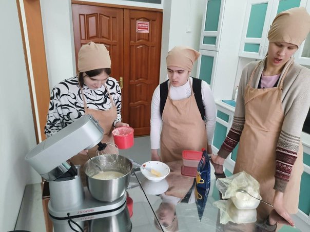 GBOU71's tweet photo. Обучающиеся школы-интерната №71 продолжают осваивать приемы работы с новым оборудованием, которое появилось в школе благодаря Национальному проекту «Образование». Используя планетарные миксеры, индукционную плиту, сковороды с антипригарным покрытием ребята приготовили блины. https://t.co/8kDWz2asm6