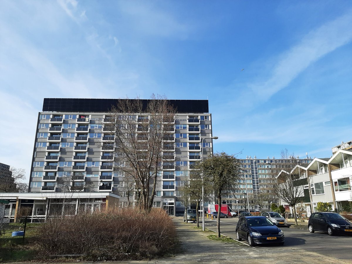 Plant grote #zonnepanelen aan weerskanten op alle flats in de stad naar dit voorbeeld in #Utrecht #overvecht @Mitros <a href="/PortaalWonen/">Portaal</a> <a href="/Aedesnet/">Aedes.nl</a>