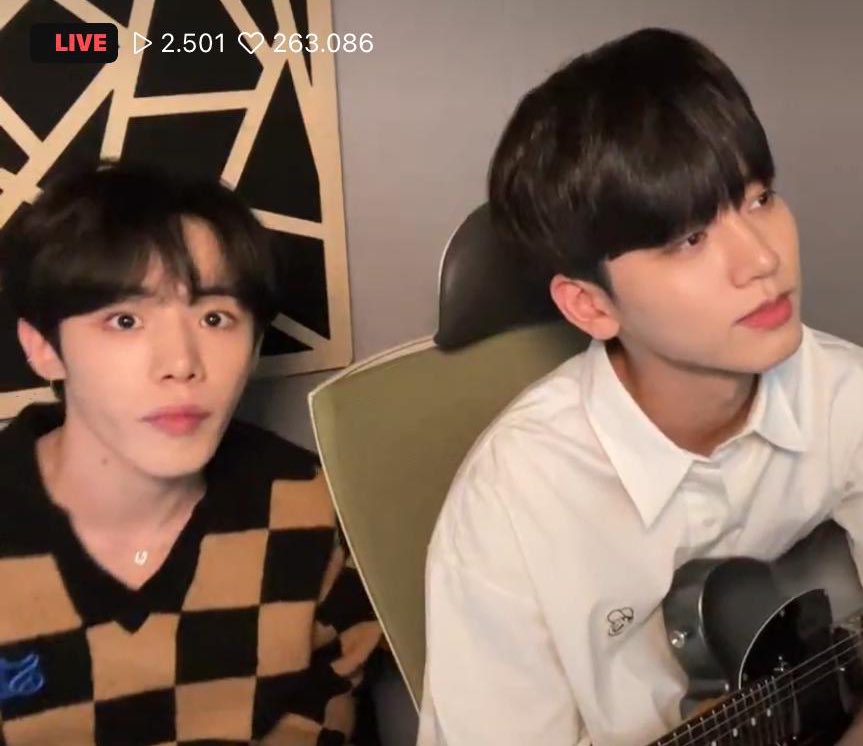xenthinkerr's tweet photo. a tiny guest entered #hyukslive !!! https://t.co/CNDz9jPnnm