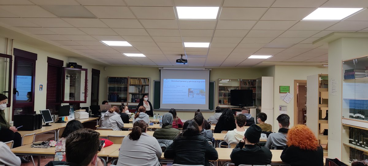 FMusol's tweet photo. El pasado lunes 28 de febrero estuvimos con @PsFvalencianes en la escuela de personas adultas de #picanya impartiendo una formación sobre #Migraciones 

Acabamos la jornada con  #librohumano a cargo de la #boliviana Carmen Leire. 💪🏽💜¡Seguimos realizando actividades con adultxs! https://t.co/e9iy6bkPvR