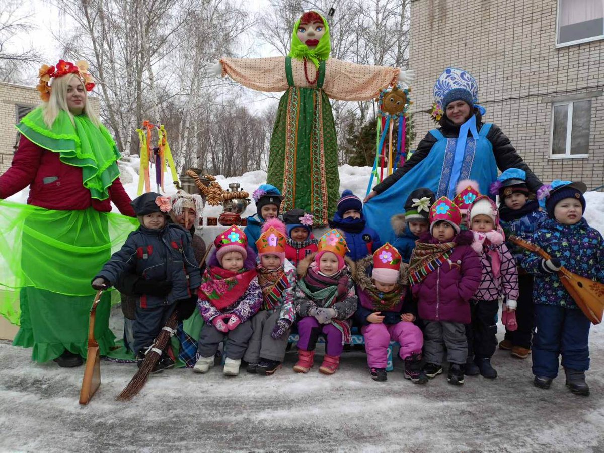 Сегодня во всех дошкольных учреждениях прошли  праздничные мероприятия в рамках городского мероприятия «Здоровая Масленица», в которых приняли участие около 16000 воспитанников, педагогов, родителей. Чудесным  и задорным праздником проводили зиму!  Здравствуй, весна!
