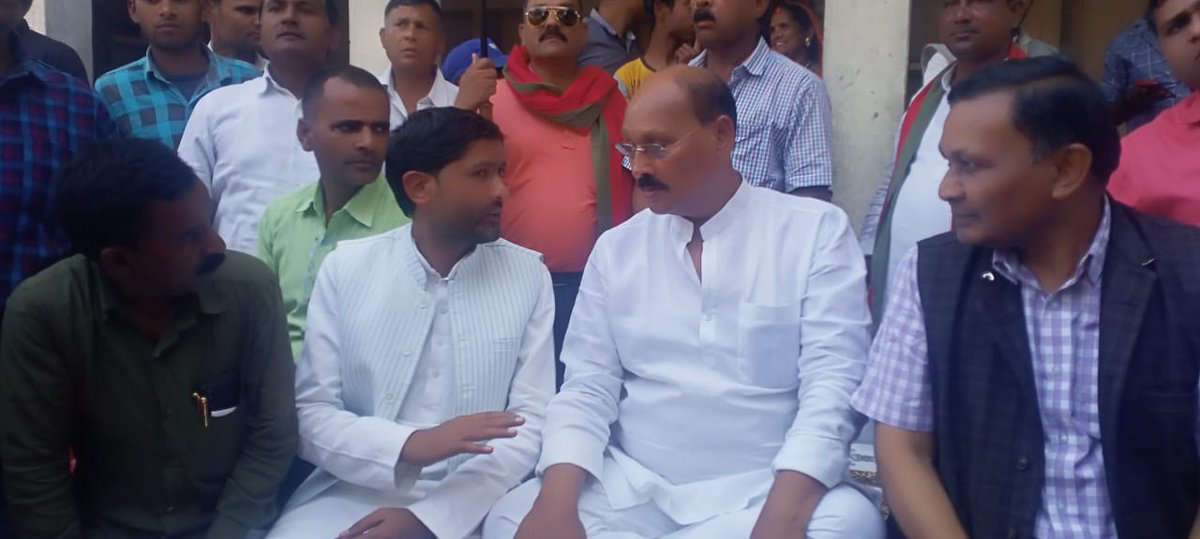 <a href="/yadavakhilesh/">Akhilesh Yadav</a> <a href="/BhadauriyaAnand/">Anand Bhadauria</a>
<a href="/deepnarayan_sp/">Deepnarayan Singh (Deepak Yadav)</a> शेरे पूर्वांचल पूर्व सांसद एवं फूलपुर-पवई 349 से विधानसभा प्रत्याशी माननीय रमाकांत यादव जी के साथ क्षेत्र में नुक्कड़ सभा व जनसम्पर्क अभियान।

  लहर बड़ी करारी है!
चिलम पर साइकिल भारी है!!