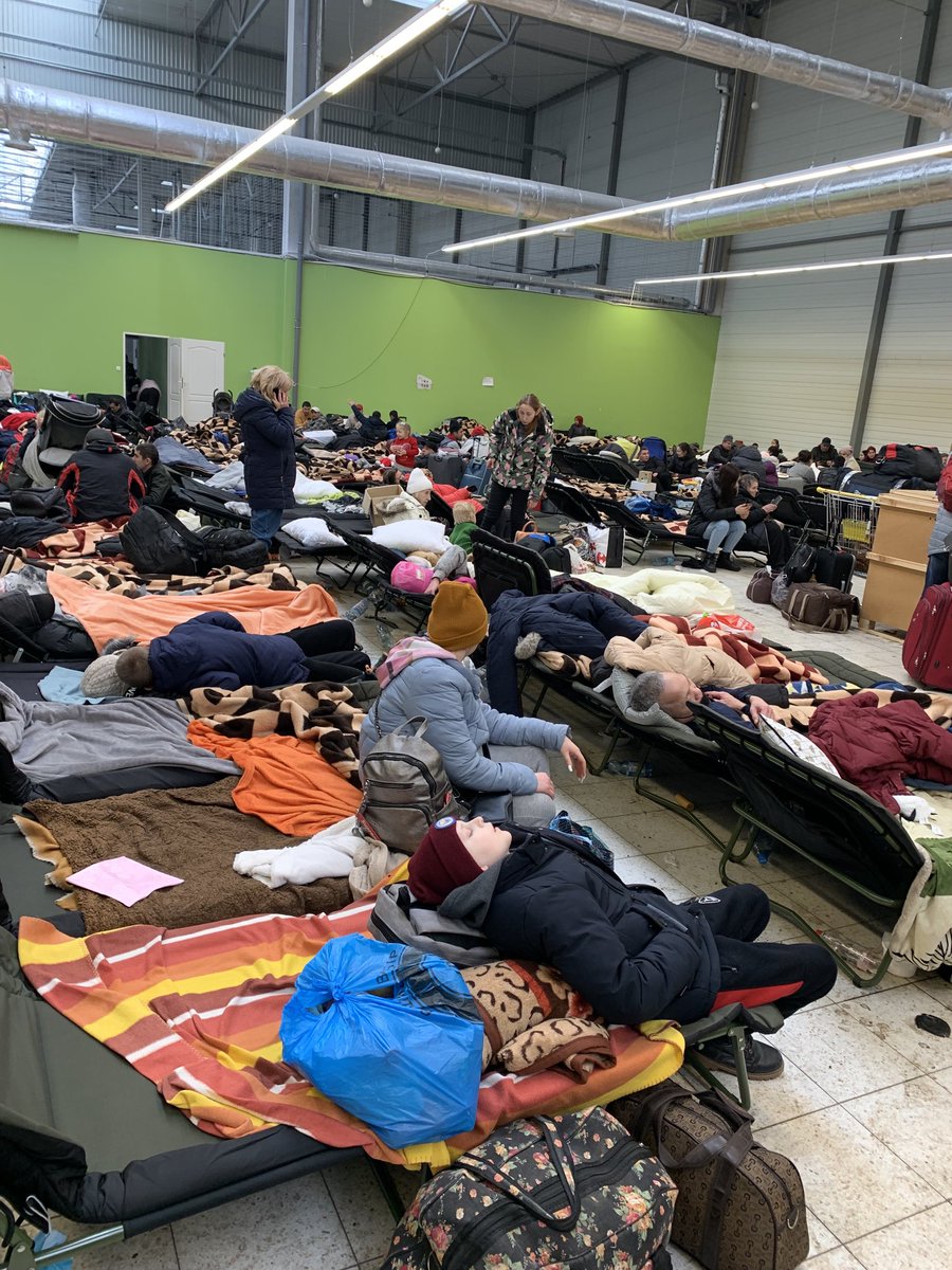 Selline on pilt just praegu ühest paljudest Ukraina põgenike vastuvõtukeskustest Poolas Ukraina piiri ääres. Olen siin selle keskel. See on tohutu inimlik tragöödia, mille Venemaa ja Putin on inimestele teinud.