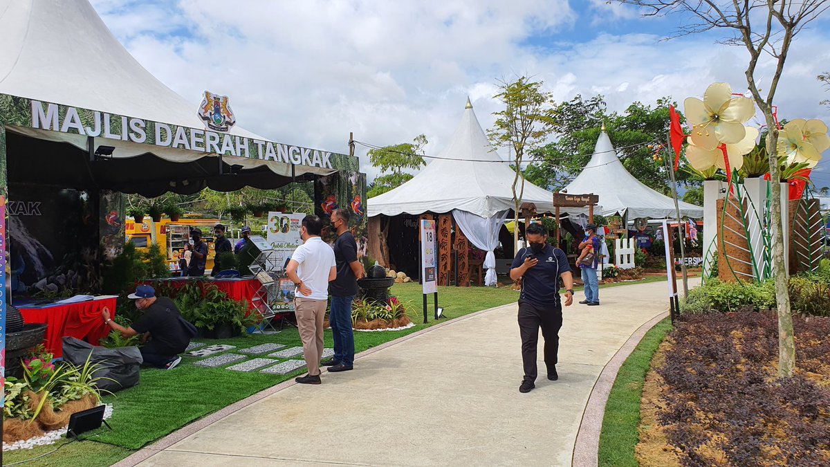 Marilah beramai-ramai memeriahkan sambutan Hari Landskap Negara Peringkat Kebangsaan 2022!

Jumpa disana!

<a href="/kpkt_gov/">KPKT</a>
<a href="/mbjbcitycouncil/">MBJB</a>
#harilandskapnegara2022 #HLN2022 #landscapearchitect #industrilandskap #MalaysiaNegaraTamanTerindah #gardennation #25yearslandscapingthenation