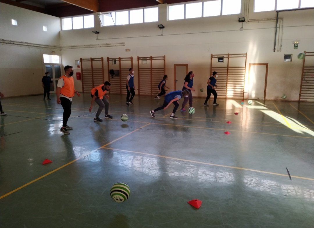 colpbol's tweet photo. Primera jornada del curso "Colpbol: el deporte en clave educativa" en Mallorca 📚🏐🥅⛹ 25 profesionales #edufis de las Islas Baleares formándose en las bases técnicas, tácticas, reglamentarias y didácticas del #Colpbol 💪🏐 #esport #deporte #Mallorca #formacion @CEPInca @EDUN_IB https://t.co/Ukmj5UaC7b