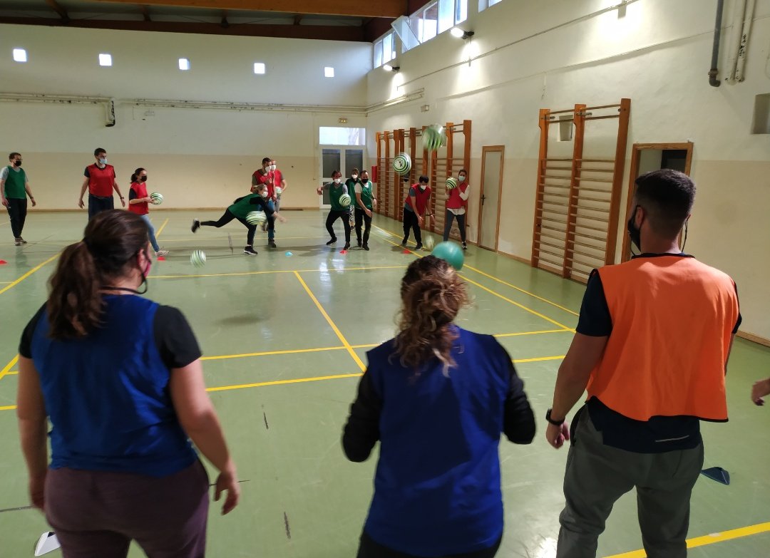 colpbol's tweet photo. Primera jornada del curso "Colpbol: el deporte en clave educativa" en Mallorca 📚🏐🥅⛹ 25 profesionales #edufis de las Islas Baleares formándose en las bases técnicas, tácticas, reglamentarias y didácticas del #Colpbol 💪🏐 #esport #deporte #Mallorca #formacion @CEPInca @EDUN_IB https://t.co/Ukmj5UaC7b