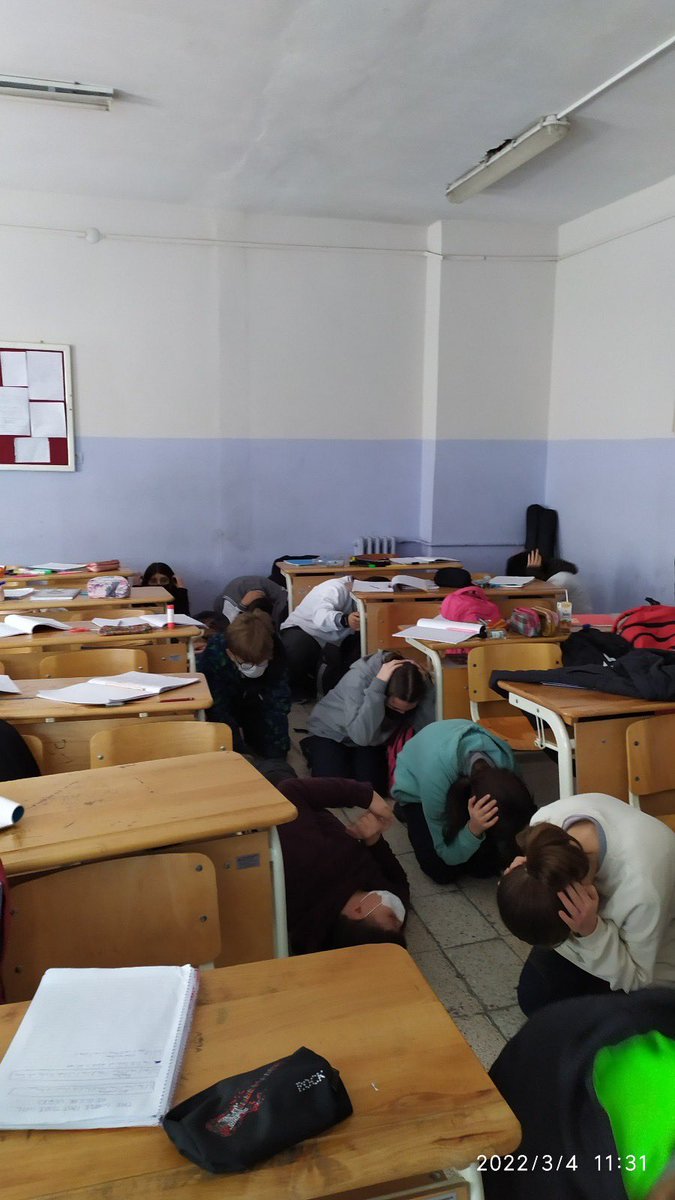 Tüm Türkiyede 1-7 Mart deprem haftası nedeniyle eş zamanlı olarak okullarda düzenlenen deprem tatbikatı bugün okulumuzda da başarıyla uygulandı.
