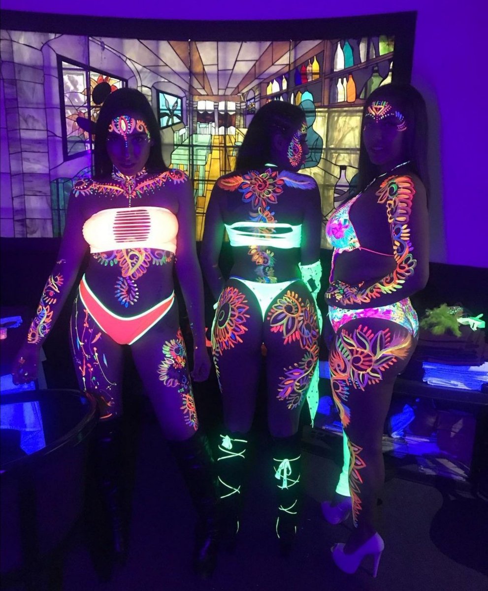 Neon glow body paintings for video shoot last two year. @TeamPlayerParty @CheySoirees @Pinkmonster87 @Ganjababeuk @rdpjayne @bambiblacks_uk @_DwayneD @nudes_uk @AnnieQ13665066 @PurpleMambaClub @PureXXX_Films Retweet if you love this 😍🎨