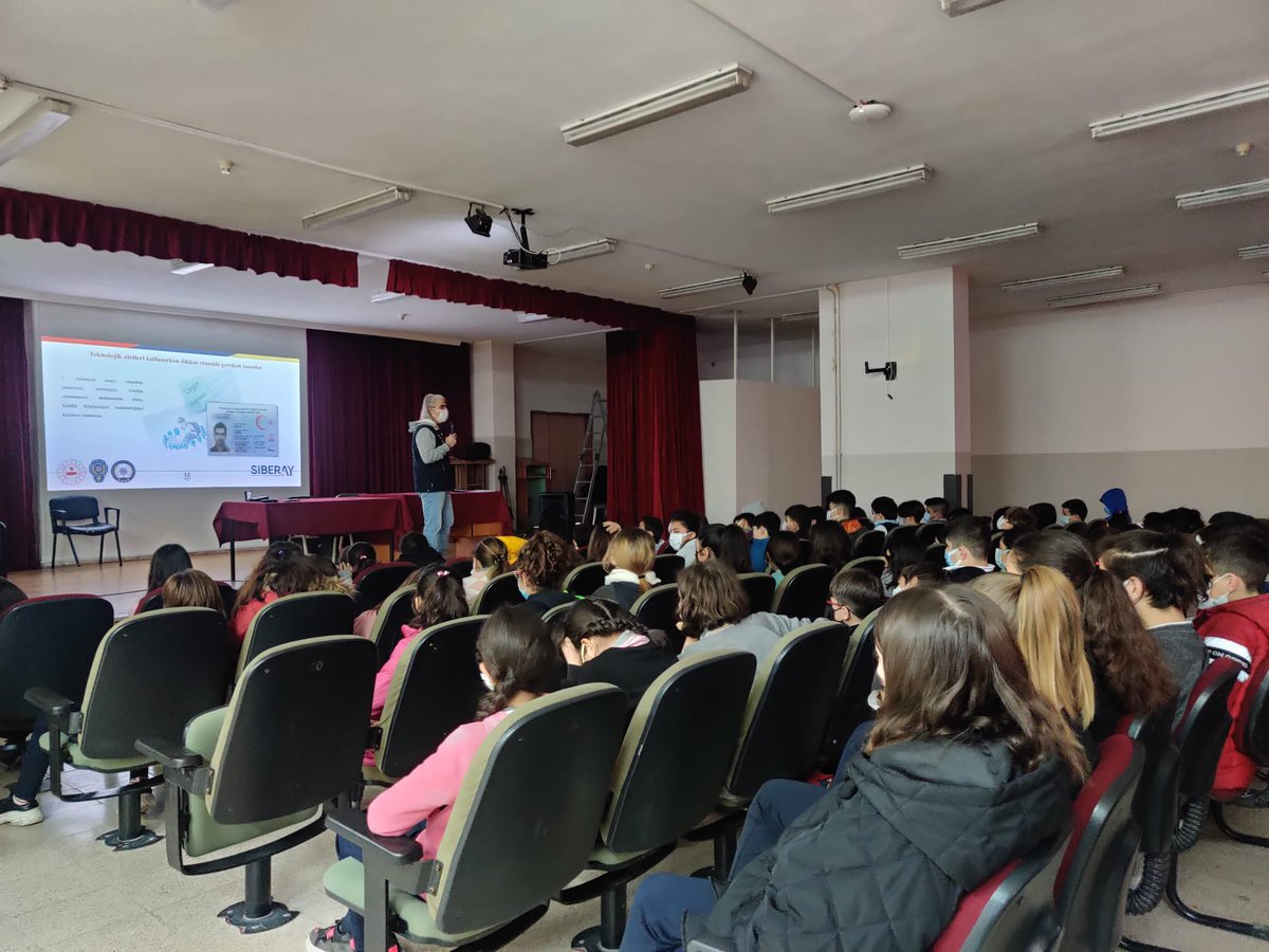 Okulumuz öğrencilerine  Emniyet Genel Müdürlüğü ve Milli Eğitim Bakanlığı arasında imzalanan protokol kapsamında  Siberay güvenli internet kullanımı projesi eğitimi düzenlenmiştir.
