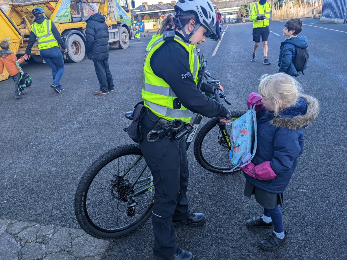 GlasgowSEPolice's tweet photo. Thank you @BikeBusShaw for having #GlasgowSEPolice along for the weekly cycle. What a great day for a cycle. #ThinkOnceThinkTwiceThinkBike π² https://t.co/eOj2h6AUKU