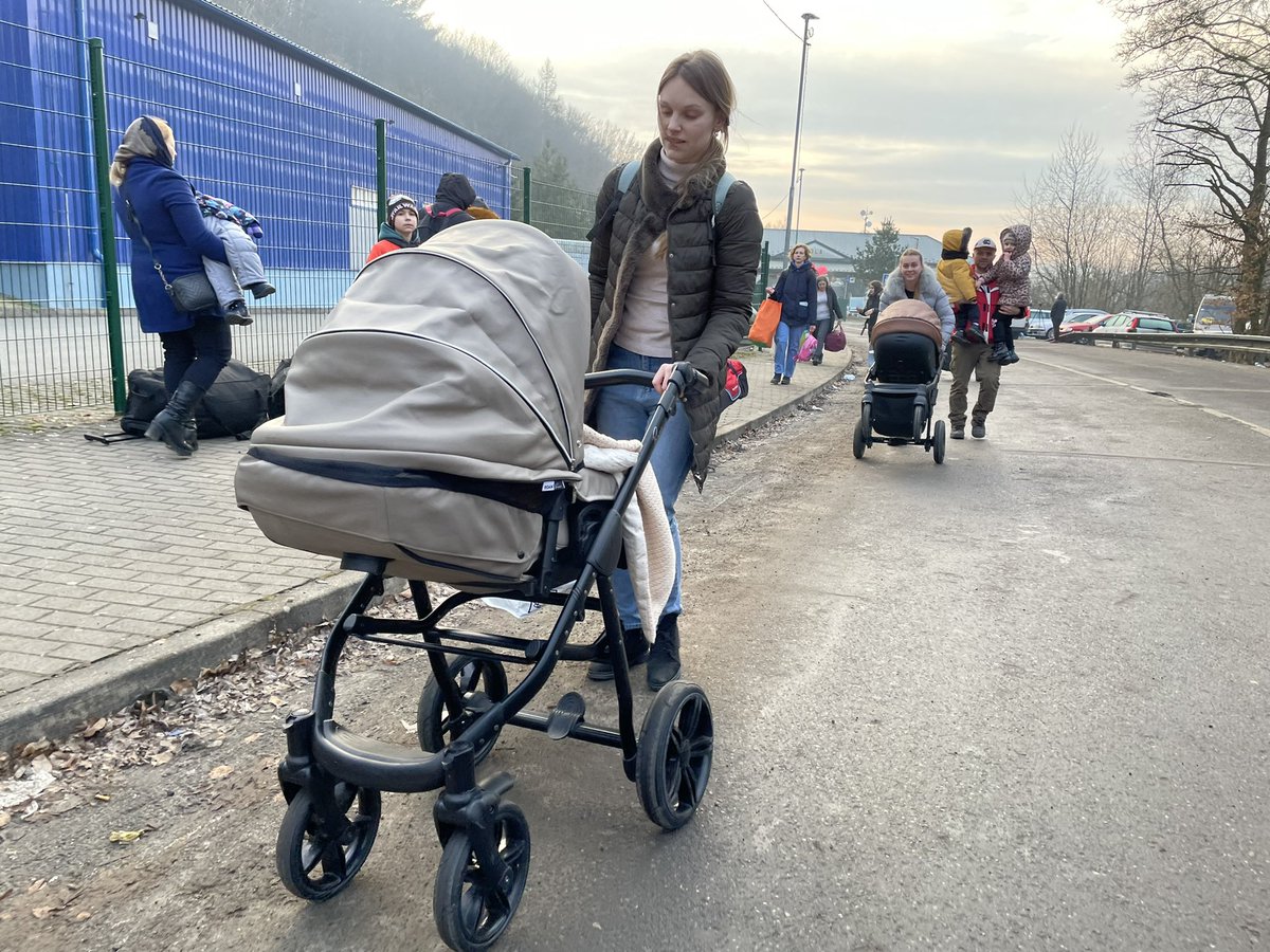 PabloGWorldNews's tweet photo. Moms with their kids in strollers crossing the border between the Ukraine and Slovakia #UkraineCrisis @nytvideo @nytimes @telemundo https://t.co/w3TqukV26G