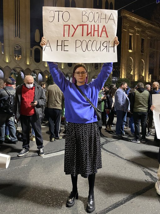 GaniMujde's tweet photo. Ülken sana "kutlu" bir dava için savaştığını söylerken bu pankartı açmak "Savaşa hayır.Bu bizim yani Rusların savaşı değil" demek yürek ister. Dünyanın her yerinde olduğu gibi kadınlar daha cesur ; daha vicdanlı... https://t.co/oRfDwcLvMN