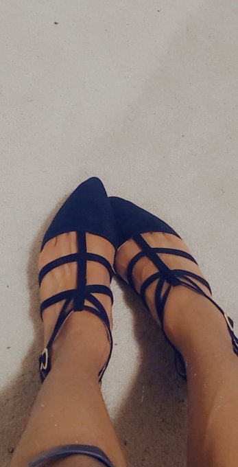 anyone like feet? 😩💕 https://t.co/3cQPJJA0KH