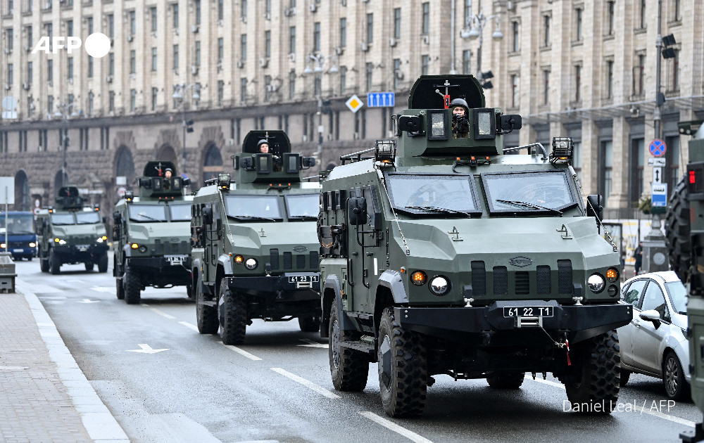 TheMacredo's tweet photo. #BREAKING: Russian military vehicles are less than 20 miles away from Kyiv now.

#Ukraine #Russia https://t.co/BvB7p9oryE