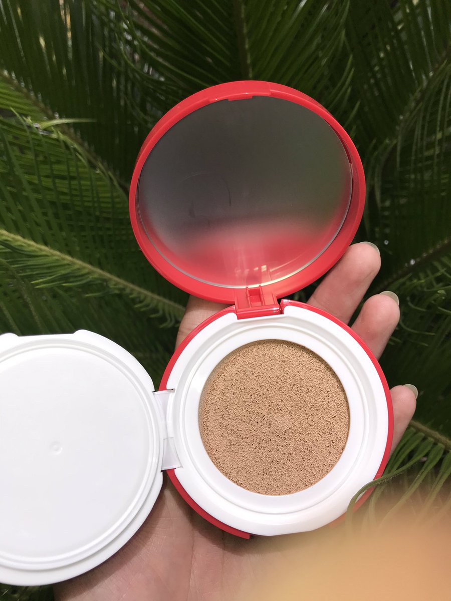 nviwxyz's tweet photo. Huaaaaaa Kalian masih inget ngga? waktu itu ada beauty brand lokal yang collab sama KFC? Tau ga kabar baiknya ada  Primer + Foundation Breathable Cushion dari @DearMeBeauty x KFC keren banget 🥰🥰
 #dearmebeauty #dearmesquad #KamuJagonya https://t.co/OCv3NTJJJD