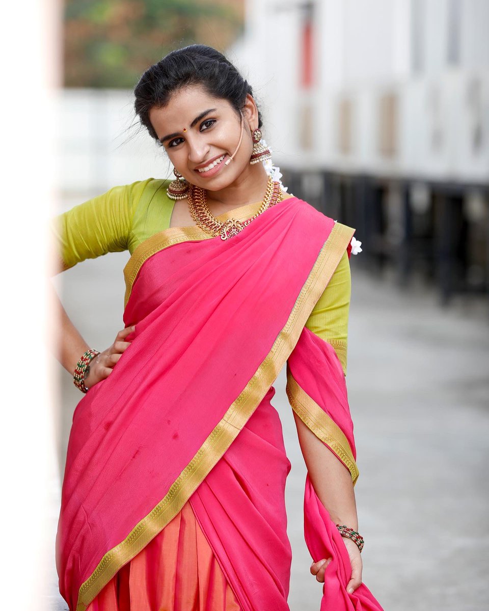 sivaangi_k's tweet photo. Idhuvum getup dha🤪 guess the getup!🥰
PC @arun_capture1 
#Cookwithcomali3 https://t.co/7yk7tMJGyu