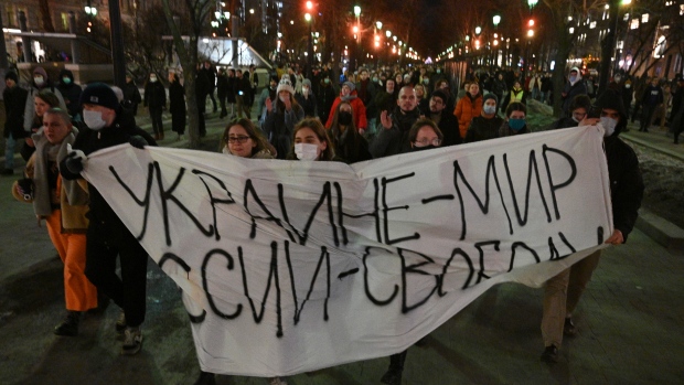 CTVNews's tweet photo. Hundreds arrested as shocked Russians protest Ukraine attack https://t.co/47O2vAW5Nb https://t.co/HkXQeFzX82